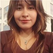 Profesora de Biología y Química imparte clases a alumnos preuniversitarios